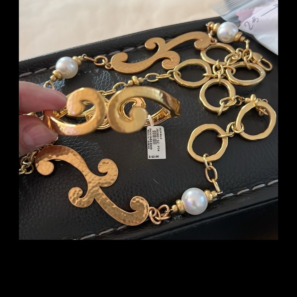 Elegant Brighton Gold and Pearl Necklace.